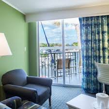 Stroll along paved pathways through lush foliage to find the two heated outdoor pools, cascading waterfall, jacuzzi and pool deck. Holiday Inn Key Largo Usa Bei Hrs Gunstig Buchen