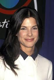 Sandra Bullock werd door fans 'onherkenbaar' genoemd vanwege vermeende  plastische chirurgie, maar haar partner steunt haar