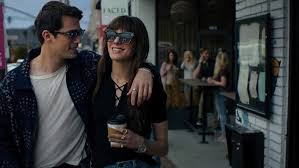 Nicholas Galitzine e Anne Hathaway em romance no filme disponível no streaming