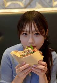 ペンギン ハンバーガーを食べる