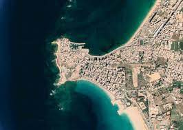 The macedonian army was unable to capture the city, which was a strategic coastal base on the mediterranean sea, through conventional means because it was on an island and had walls right up to the sea. How Alexander Turned The Island Of Tyre Into A Peninsula Amusing Planet
