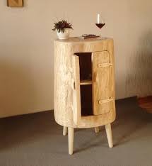 Minibar Und Stehtisch Aus Einem Baumstamm Gefertigt Ein Einzigartiger Blickfang In 2020 Behind Couch Home Decor Decor