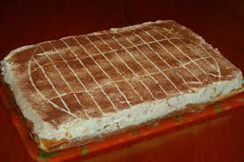 Der klassische fantakuchen vom blech besteht wie der erdbeerkuchen aus einem einfachen rührteig und einem cremigen belag, in diesem fall aus schmand, sahne und früchten. Fanta Kuchen Der Kuchenklassiker Fantakuchen Kuchen Aktuell Immer Eine Backidee Besser