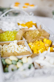 Sommerhochzeit Mit Zitronen Und Olivenzweigen Auf Dem Kloster Lorch Sommerhochzeit Gelbe Hochzeit Hochzeit