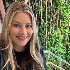 Kelly Kaplan's Instagram, Twitter & Facebook