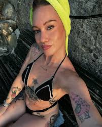 💛🐝🍯 • • • “nella seconda foto sembro quasi alta 😂” #photography #photo  #myself #animation #honey #deb #click #photooftheday #instagram