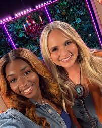 Amanda Bearden's Instagram, Twitter & Facebook