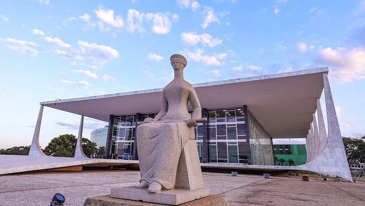 Sessão do Supremo Tribunal Federal com ministros analisando casos eleitorais para 2026