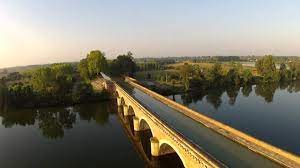 L'ouvrage permet aux bateaux circulant sur le canal latéral à la. Pont Canal Du Cacor A Moissac Youtube