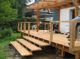 Erhohte Holz Veranda Mit Uberdachung Holzterrasse Uberdachung Terrasse Erhohte Terrasse