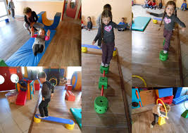 Parcours De Motricite Le Blog Des Petits Loups Parcours De Motricite Motricite Maternelle Motricite