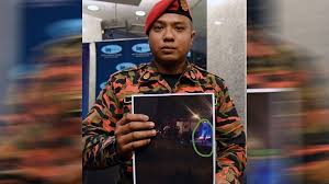 Sebuah jentera bomba dari balai bomba dan penyelamat larkin dengan sembilan anggota dikerah ke tempat kejadian. Anggota Bomba Di Belakang Jentera Bukan Muhammad Adib Kata Rakan Malaysian Update Berita Terkini Untuk Anda