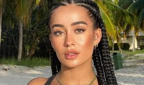 Streamer Marina Rivers desata polémica por nadar en zona prohibida