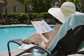 Resultado de imagen de ADULTOS LEYENDO EN VERANO