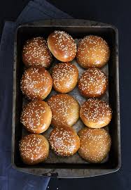 Sliders Mini Burger Buns Mit Sauerteig Taste Of Travel Rezept Mini Burger Brotchen Burger Brotchen Mini Burger