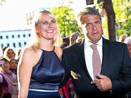 Altbundeskanzler gerhard schröder und seine frau soyeon kim feierten am freitag im berliner hotel adlon ihre hochzeitsparty. Die Hochzeitsfeier Von Gerhard Schroder In Bildern Maz Markische Allgemeine