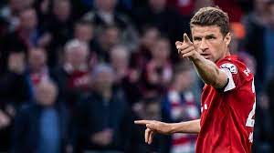 Demnach sind mit robert lewandowski, thomas müller und manuel neuer gleich drei spieler mit einem jahresgehalt von 15 millionen euro die spitzenverdiener beim rekordmeister. Bayern Star Thomas Muller Liegt Wohl Ein Angebot Mit Mega Gehalt Aus China Vor Sportbuzzer De