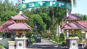 Kamar tidurku pas di sebelah dapur mereka (kami tinggal di komplek, di rumah dinas karena ayah saya itu pegawai sipil ad). Sekolah Tinggi Penyuluhan Pertanian Stpp Magelang Magelang Online