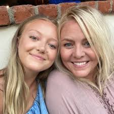 Amy Palmerton's Instagram, Twitter & Facebook