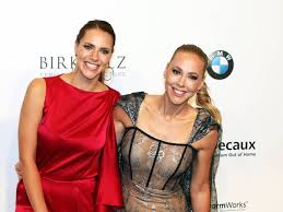 Esther sedlaczek (r.) am gestrigen samstag im „sportschau club. Nach Esther Sedlaczek Jessica Libbertz Sylvia Walker Soll Sky Verlassen