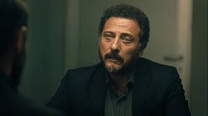 Yiğit özşener kim, oynadığı diziler, kiminle evli, boyu, yaşı, yiğit başarılı oyuncu yiğit özşener 1972 yılında i̇zmir'in karşıyaka ilçesinde dünyaya gelmiştir. Mezarda Uyumak 2018