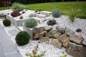 massif en bordure de terrasse jardin de rocaille amenagement jardin galet jardin massif