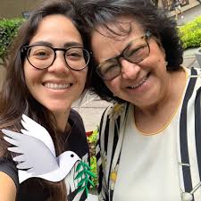 La impresionante tumba de Tomás Becket en el sitio donde fue martirizado en  la catedral de Canterbury. La sobrecogedora "Cruz de Canterbury", se basa  en cruces consagratorias antiguas. El crucifijo de hierro