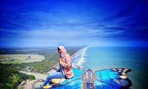 Ciri khas dari pantai adalah batu karang besar yang bolong. 10 Gambar Bukit Hud Karang Bolong Kebumen Tiket Masuk Wisata Lokasi Alamat Jam Buka Tutup Jejakpiknik Com