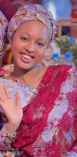 BIKI BIDIRI: Amina Dikko Radda cikin kyan gani a bikin Aisha Dikko Wata  kyakkyawar fuska da ta haskaka wajen biki ita ce Amina Dikko Radda, ɗiyar  Gwamnan Jihar Katsina, Dr. Umar Dikko