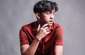 Jangan menangis sayangku ini hanyalah sementara berdoalah pada yang esa terus menahan sabar agar bahagia di sana. Ismail Izzani Tak Hanya Pandai Bernyanyi Tapi Pandai Menari Dan Berlakon Kukakuku