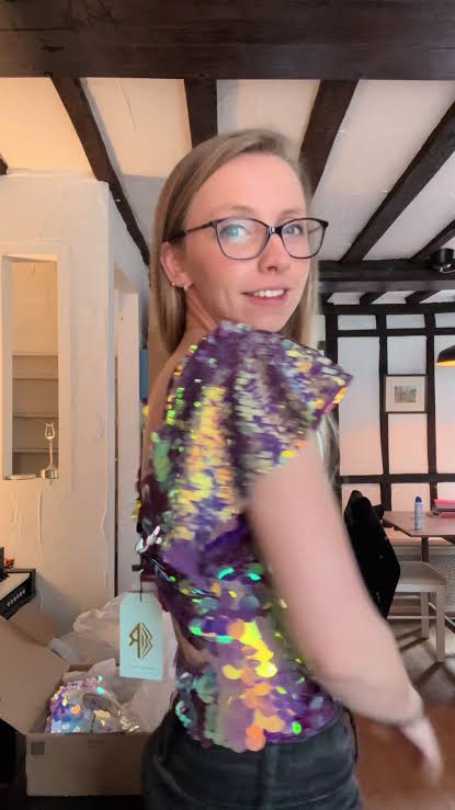 Obsessed with Comfy Sequin Outfits for Musicians