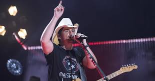 315 likes · 38 talking about this. Brad Paisley S Nashville Concert Helps Raise 26 000 For His Free Grocery Store The Country Daily