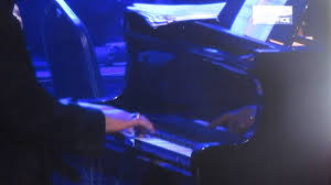 Aku menyanyimenghibur hati insan yang sepiaku bersendamereda duka kau yang kecewadi sebalik senyumsepiku terlindunginsan gembiramengikuti berbagai. Konsert Jamal Abdillah Seniman Menangis By Norliza Nordin