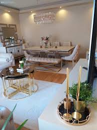 Acik Renkleri Cok Seven Bu Ev Icin Aynalar Vazgecilmez 2020 Ev Icin Luks Oturma Odalari Mobilya Duzenleme