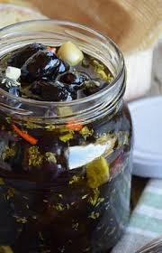 Deamarizzate in acqua, vengono condite con aglio, peperoncino, finocchietto e olio evo. Come Conservare Olive Nere E Verdi Sotto Sale E Sott Olio Olio Cristofaro