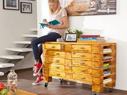 Dank der paletten sind bereits stabile, vorgefertigte elemente vorhanden, die du. So Bauen Sie Eine Kommode Aus Paletten Bauhaus