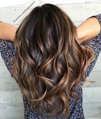 Il existe deux écoles concernant le balayage caramel sur cheveux noirs. 24 Balayage Caramel Sur Cheveux Noir 60 Chocolate Brown Hair Color Ideas For Brunettes Hair Madame Decouvrez Et Partagez Les Tendances Coiffures De La Saison