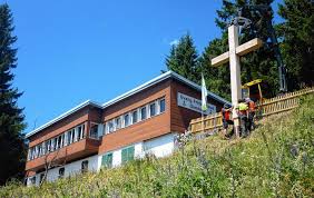 Freizeitheim hausen e.v. wurde am 21.06.1983 von 15 gründungsmitgliedern, überwiegend mitarbeiter des evangelischen jugendwerks der kirchenbezirke gaildorf und vaihingen / enz, ins leben gerufen. Schopfheim Machtiges Kreuz In Luftiger Hoh Schopfheim Verlagshaus Jaumann