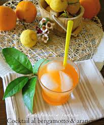 Il cocktail analcolico è una bevanda velocissima e gustosa perfetta da preparare per un aperitivo leggero o per una cena sfiziosa, anche per il cenone di capodanno. Cocktail Al Bergamotto E Arancia Miele Farina Fantasia