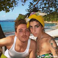 Man sieht sie beim herumblödeln, beim schlagzeugspielen, fast ungeschminkt am karibischen sandstrand auf. Meine Amy Ein Abschied In Worten Amy Winehouse Die Musiklegende Durch Die Augen Ihres Besten Freundes James Tyler Holland Moritz Patricia Amazon De Bucher