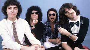 Formed in 1978, the group consisted of charly garcía (keyboards, synthesizers and vocals), david lebón (guitars and vocals), pedro aznar (electric and fretless bass and vocals) and oscar moro (drums and percussion). La Chica Que Vivio La Euforia Revista Gallo