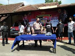 Gadis 16tahun di hsu digilir 17 pria.10 tersangka berhasil diamankan viral. Gossip Circle Digilir 17 Pria 10 Tersangka Berhasil Diamankan Abg Dicekoki Pil Koplo Lalu Digilir 10 Orang Dua Masih Diburu Polisi Radartegal Com Jajaran Polres Kabupaten Hulu Sungai Utara