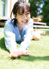 芳根京子｜パンツスーツで走るプリ尻 | エッチな写真