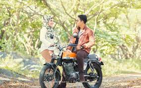 Kreasi motor cb karya anak negeri dengan aliran modifikasi yang fresh dan tidak monoton, berhasil dikenal dunia. Tika Artha Foto Prewedding Berhijab Di Kapal Kri Dewaruci Lhf Blog