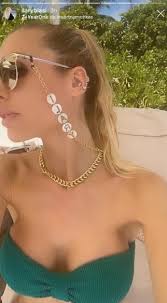 Francesco totti affida a instagram gli auguri per la moglie, ilary blasi: Ilary Blasi Instagram Foto In Costume Alle Maldive Un Dettaglio Non Sfugge Ai Fan