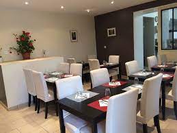 la table de pierre un restaurant recemment refait avec un accueil chaleureux dans une salle intime et une cuisin cuisine simple accueil chaleureux restaurants