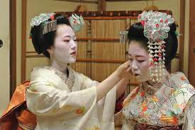 Geishas On Facebook However It Is In This Respect That Their Names Remained In The Term Geisha Balls Zashiki The Main Wor Geisha Japan Image Kanzashi