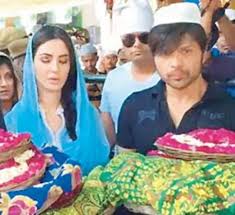 Himesh reshammiya (born 23 july 1973) is an indian playback singer, music director, songwriter, producer, and actor who works with ayush sharma and nikhil rai primarily in bollywood. Himesh Reshammiya And His Leading Lady Farah Karimi Seek Blessings For New Film Teraa Surroor At Shrine Of Khwaja Moinuddin Chisti Daily Mail Online