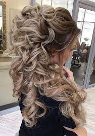 Coiffure Longue Bouclee Attachee Style De Cheveux Coiffure Mariage Facile Coiffure Mariage