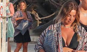 Sign up for free now for the biggest moments from morning tv. Picture Exclusive Louise Redknapp Steps Out In Ibiza After Ex Jamie S New Girlfriend Is Revealed Daily Mail Online